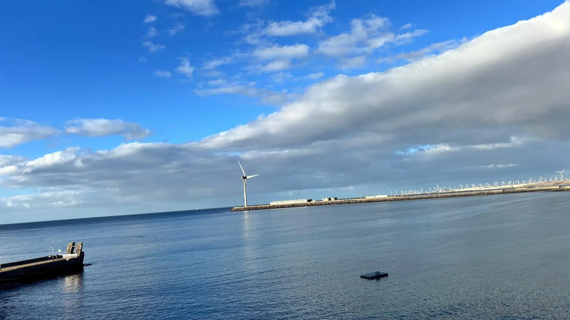 Arinaga Arena Y Mar Beach